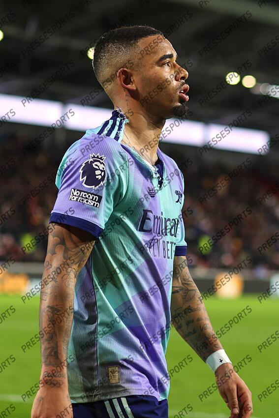 01 January 2025 - Premier League Football - Brentford v Arsenal - Gabriel Jesus of Arsenal leaves the pitch with a Ron shirt (Photo by Mark Leech). BRENTFORD-ARSENAL (1-3) 