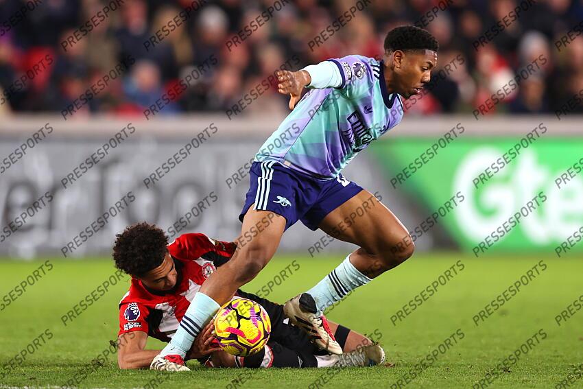 01 January 2025 - Premier League Football - Brentford v Arsenal - Kevin Schade of Brentford holds Myles Lewis-Skelly of Arsenal (Photo by Mark Leech). BRENTFORD-ARSENAL (1-3) 