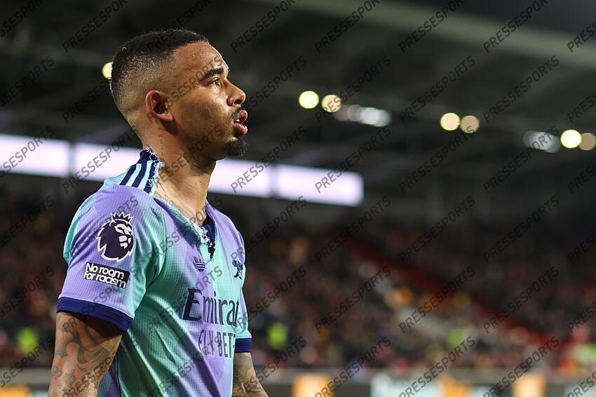 01 January 2025 - Premier League Football - Brentford v Arsenal - Gabriel Jesus of Arsenal leaves the pitch with a Ron shirt (Photo by Mark Leech). BRENTFORD-ARSENAL (1-3) 