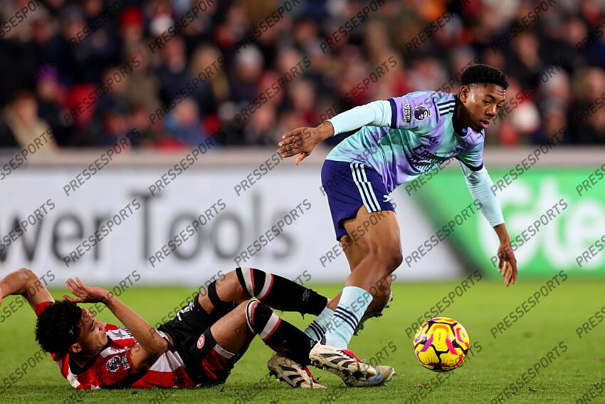 01 January 2025 - Premier League football - Brentford v Arsenal - Myles Lewis-Skelly of Arsenal is fouled by Kevin Schade of Brentford. (Photo by Mark Leech). BRENTFORD-ARSENAL (1-3) 