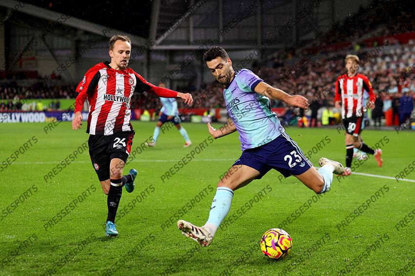 01 January 2025 - Premier League football - Brentford v Arsenal - Mikkel Damsgaard of Brentford and Mikel Merino of Arsenal. (Photo by Mark Leech). BRENTFORD-ARSENAL (1-3) 