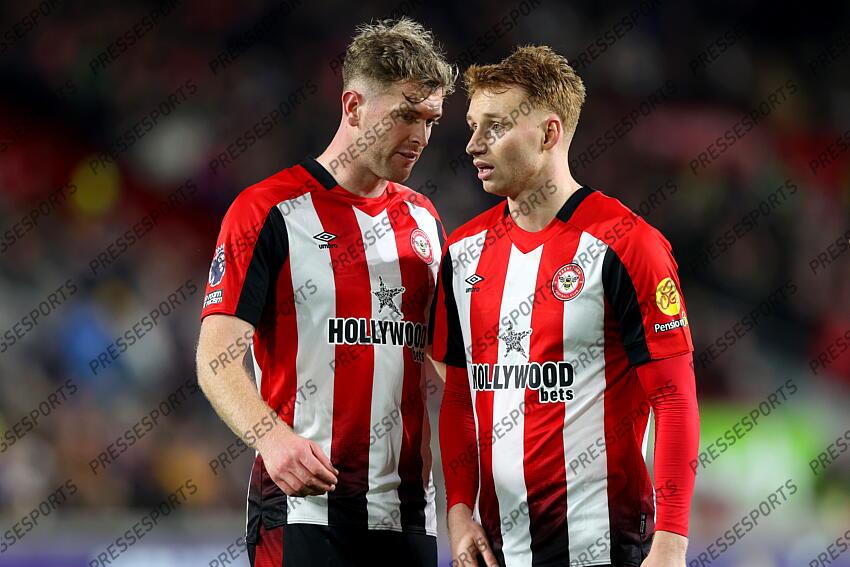 01 January 2025 - Premier League football - Brentford v Arsenal - Nathan Collins of Brentford talks to colleague Sepp van den Berg (right). (Photo by Mark Leech). BRENTFORD-ARSENAL (1-3) 