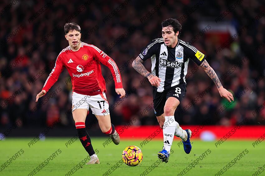 30th December 2024 - Premier League - Manchester United v Newcastle United - Sandro Tonali of Newcastle United battles with Alejandro Garnacho of Manchester United - Photo: Simon Stacpoole / Offside. MANCHESTER UNITED-NEWCASTLE UNITED (0-2) 
