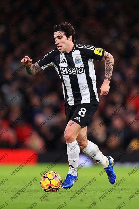 30th December 2024 - Premier League - Manchester United v Newcastle United - Sandro Tonali of Newcastle United - Photo: Simon Stacpoole / Offside. MANCHESTER UNITED-NEWCASTLE UNITED (0-2) 
