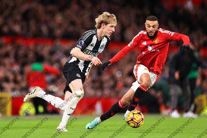 30th December 2024 - Premier League - Manchester United v Newcastle United - Anthony Gordon of Newcastle United and Noussair Mazraoui of Manchester United - Photo: Simon Stacpoole / Offside. MANCHESTER UNITED-NEWCASTLE UNITED (0-2) 
