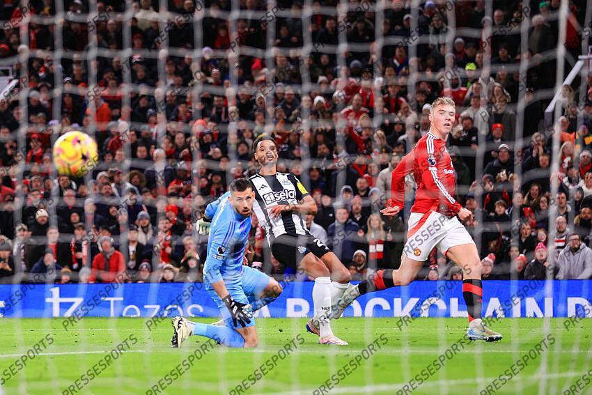 30th December 2024 - Premier League - Manchester United v Newcastle United - Rasmus Hojlund of Manchester United shoots wide - Photo: Simon Stacpoole / Offside. MANCHESTER UNITED-NEWCASTLE UNITED (0-2) 