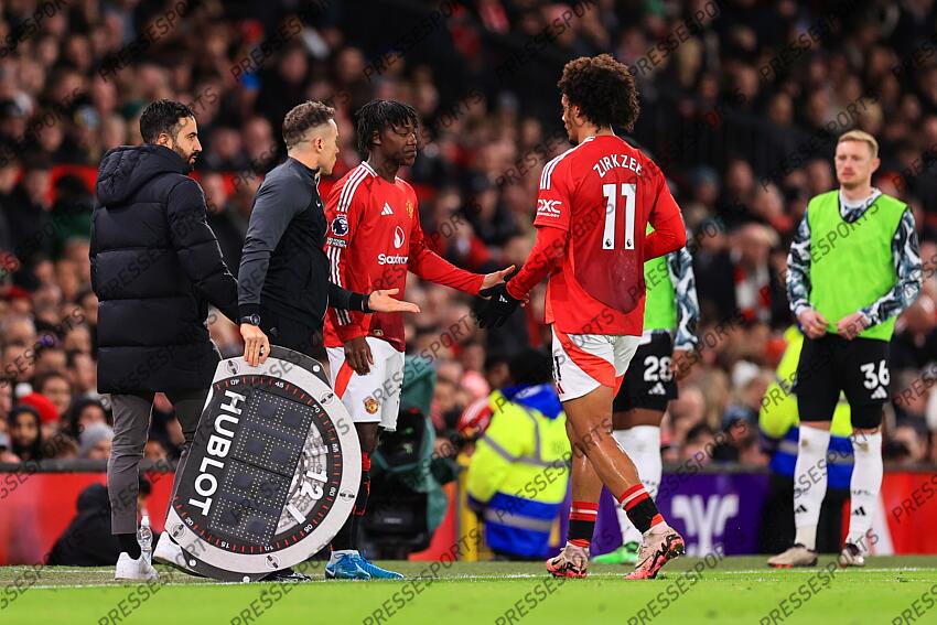 30th December 2024 - Premier League - Manchester United v Newcastle United - Joshua Zirkzee of Manchester United is substituted off in the first half for Kobbie Mainoo of Manchester United - Photo: Simon Stacpoole / Offside. MANCHESTER UNITED-NEWCASTLE UNITED (0-2) 