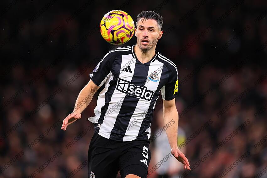 30th December 2024 - Premier League - Manchester United v Newcastle United - Fabian Schar of Newcastle United - Photo: Simon Stacpoole / Offside. MANCHESTER UNITED-NEWCASTLE UNITED (0-2) 
