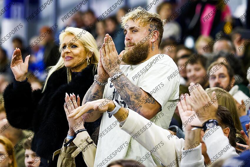 HEERENVEEN - Boxer Jake Paul in the midst of the Leerdam family encourages Jutta Leerdam in the 500 meters during the second day of the Dutch sprint speed skating championships in Thialf. ANP VINCENT JANNINK CHAMPIONNATS DES PAYS BAS 
