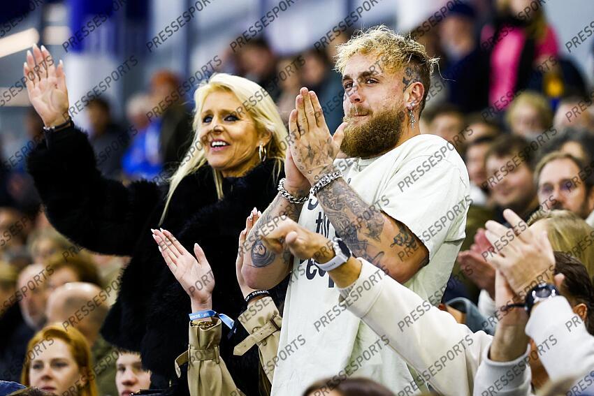 HEERENVEEN - Boxer Jake Paul in the midst of the Leerdam family encourages Jutta Leerdam in the 500 meters during the second day of the Dutch sprint speed skating championships in Thialf. ANP VINCENT JANNINK CHAMPIONNATS DES PAYS BAS 