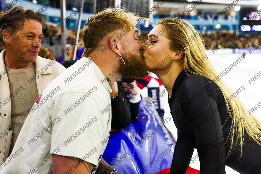 HEERENVEEN - Jutta Leerdam receives congratulations from boxer Jake Paul after winning the Dutch sprint speed skating championships during the second day in Thialf. ANP VINCENT JANNINK CHAMPIONNATS DES PAYS BAS 