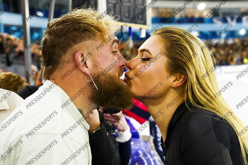 HEERENVEEN - Jutta Leerdam receives congratulations from boxer Jake Paul after winning the Dutch sprint speed skating championships during the second day in Thialf. ANP VINCENT JANNINK CHAMPIONNATS DES PAYS BAS 