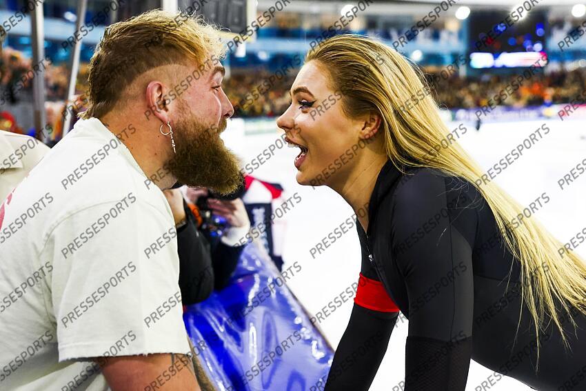 HEERENVEEN - Jutta Leerdam receives congratulations from boxer Jake Paul after winning the Dutch sprint speed skating championships during the second day in Thialf. ANP VINCENT JANNINK CHAMPIONNATS DES PAYS BAS 