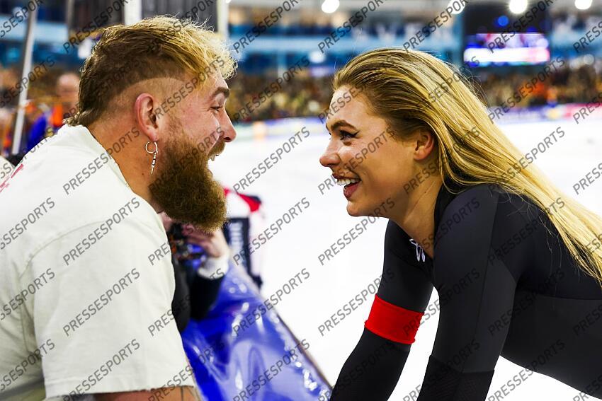 HEERENVEEN - Jutta Leerdam receives congratulations from boxer Jake Paul after winning the Dutch sprint speed skating championships during the second day in Thialf. ANP VINCENT JANNINK CHAMPIONNATS DES PAYS BAS 