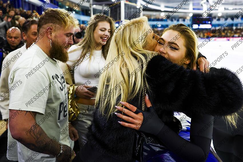 HEERENVEEN - Jutta Leerdam receives congratulations from her family and boxer Jake Paul after winning the Dutch sprint speed skating championships during the second day in Thialf. ANP VINCENT JANNINK CHAMPIONNATS DES PAYS BAS 