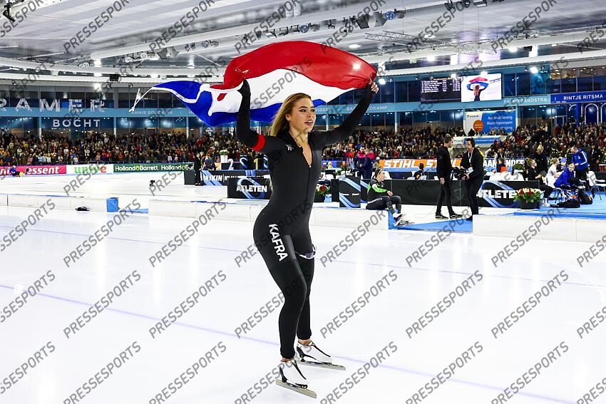 HEERENVEEN - Jutta Leerdam cheers after winning the Dutch sprint speed skating championships during the second day in Thialf. ANP VINCENT JANNINK CHAMPIONNATS DES PAYS BAS 