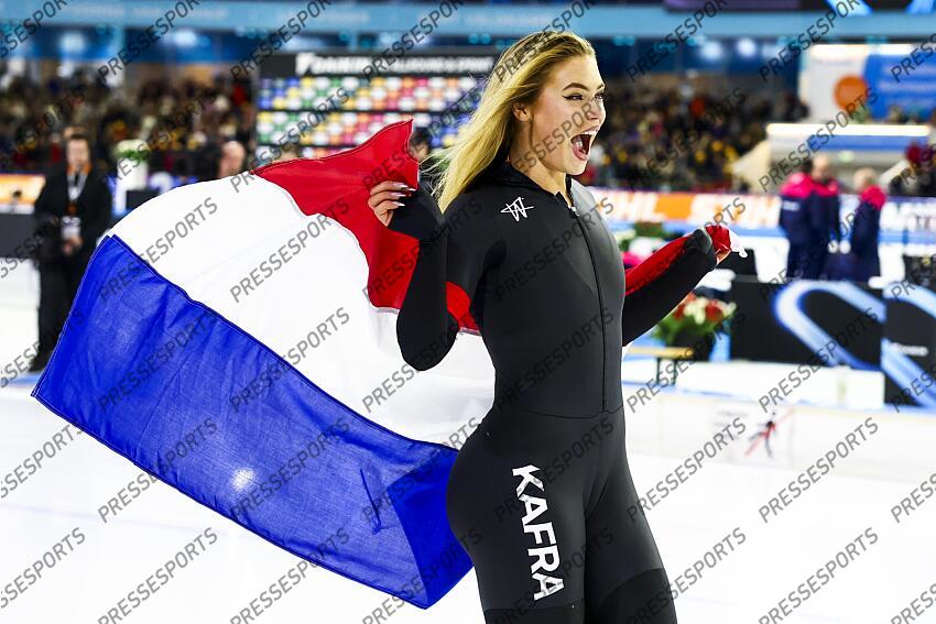 HEERENVEEN - Jutta Leerdam cheers after winning the Dutch sprint speed skating championships during the second day in Thialf. ANP VINCENT JANNINK CHAMPIONNATS DES PAYS BAS 