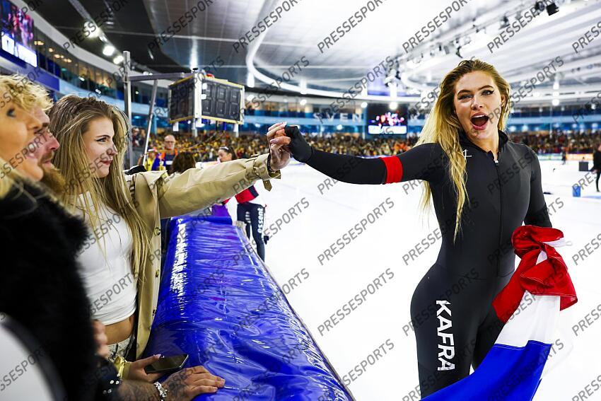 HEERENVEEN - Jutta Leerdam receives congratulations from her family and boxer Jake Paul after winning the Dutch sprint speed skating championships during the second day in Thialf. ANP VINCENT JANNINK CHAMPIONNATS DES PAYS BAS 