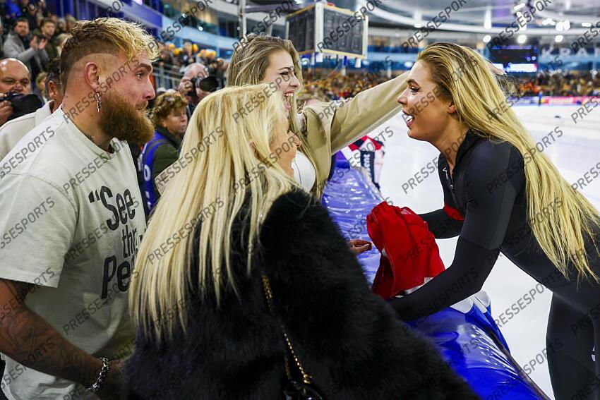 HEERENVEEN - Jutta Leerdam receives congratulations from her family and boxer Jake Paul after winning the Dutch sprint speed skating championships during the second day in Thialf. ANP VINCENT JANNINK CHAMPIONNATS DES PAYS BAS 