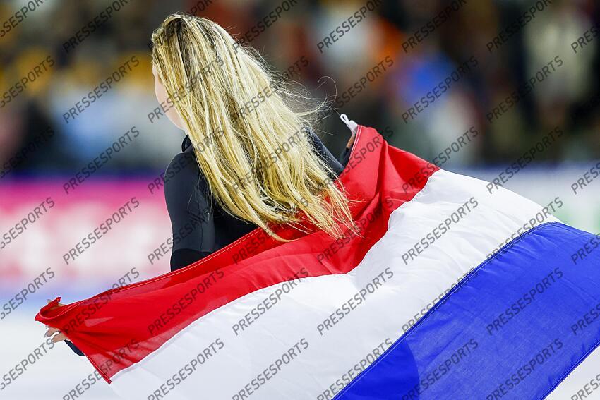 HEERENVEEN - Jutta Leerdam cheers after winning the Dutch sprint speed skating championships during the second day in Thialf. ANP VINCENT JANNINK CHAMPIONNATS DES PAYS BAS 