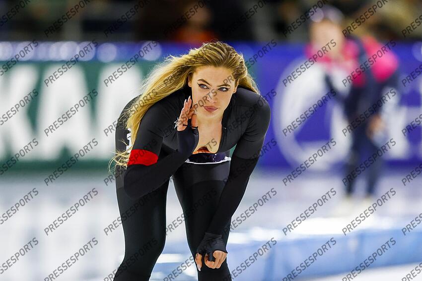 HEERENVEEN - Jutta Leerdam cheers after winning the Dutch sprint speed skating championships during the second day in Thialf. ANP VINCENT JANNINK CHAMPIONNATS DES PAYS BAS 