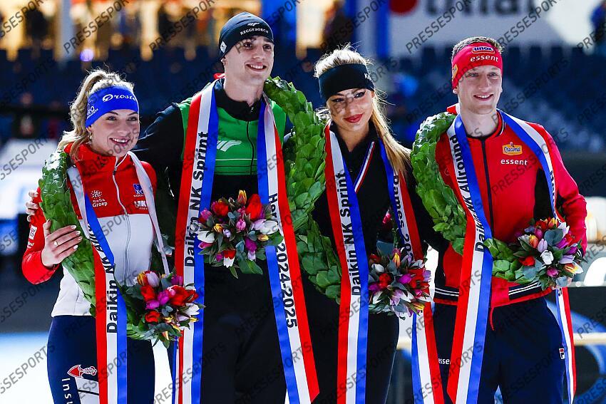 HEERENVEEN - Champions Joy Beune, Jenning de Boo, Jutta Leerdam, Beau Snellink (l-r) during the homage after the second day of the Dutch sprint speed skating championships in Thialf. ANP VINCENT JANNINK CHAMPIONNATS DES PAYS BAS 