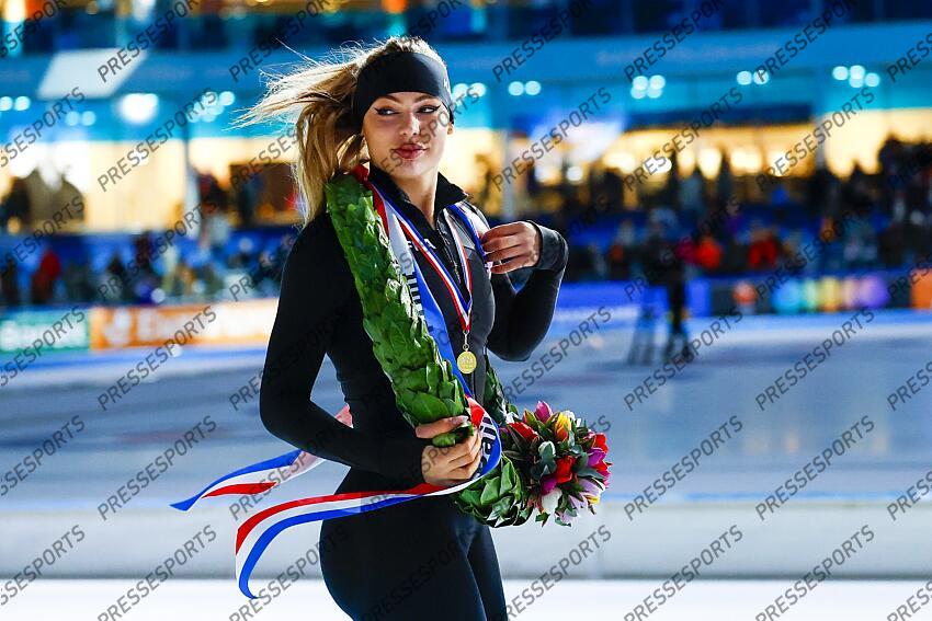 HEERENVEEN - Champion Jutta Leerdam during the homage after the second day of the Dutch sprint speed skating championships in Thialf. ANP VINCENT JANNINK CHAMPIONNATS DES PAYS BAS 