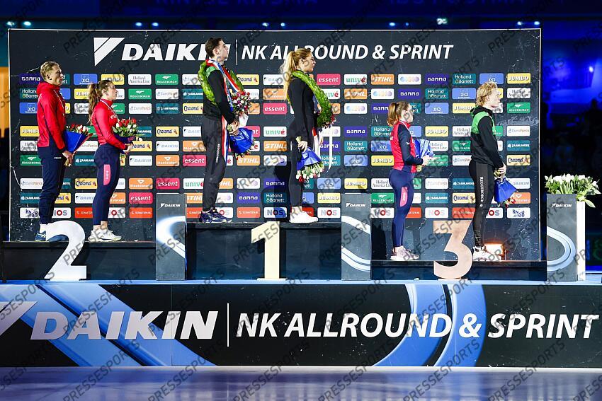 HEERENVEEN - Champions Jenning de Boo and Jutta Leerdam (m) during the tribute after the second day of the Dutch sprint speed skating championships in Thialf. ANP VINCENT JANNINK CHAMPIONNATS DES PAYS BAS 