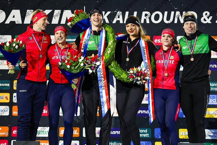 HEERENVEEN - Champions Jenning de Boo and Jutta Leerdam (m) during the tribute after the second day of the Dutch sprint speed skating championships in Thialf. ANP VINCENT JANNINK CHAMPIONNATS DES PAYS BAS 