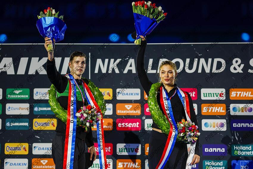 HEERENVEEN - Champions Jenning de Boo and Jutta Leerdam during the homage after the second day of the Dutch sprint speed skating championships in Thialf. ANP VINCENT JANNINK CHAMPIONNATS DES PAYS BAS 