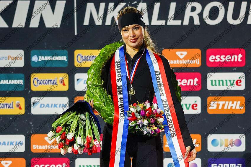 HEERENVEEN - Champion Jutta Leerdam during the homage after the second day of the Dutch sprint speed skating championships in Thialf. ANP VINCENT JANNINK CHAMPIONNATS DES PAYS BAS 