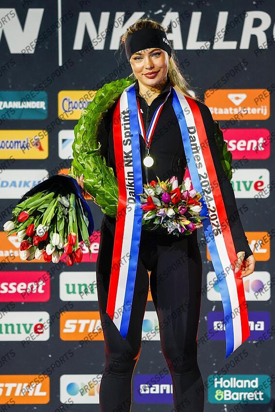 HEERENVEEN - Champion Jutta Leerdam during the homage after the second day of the Dutch sprint speed skating championships in Thialf. ANP VINCENT JANNINK CHAMPIONNATS DES PAYS BAS 