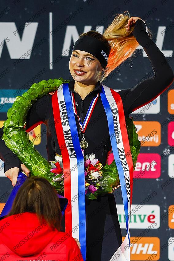HEERENVEEN - Champion Jutta Leerdam during the homage after the second day of the Dutch sprint speed skating championships in Thialf. ANP VINCENT JANNINK CHAMPIONNATS DES PAYS BAS 