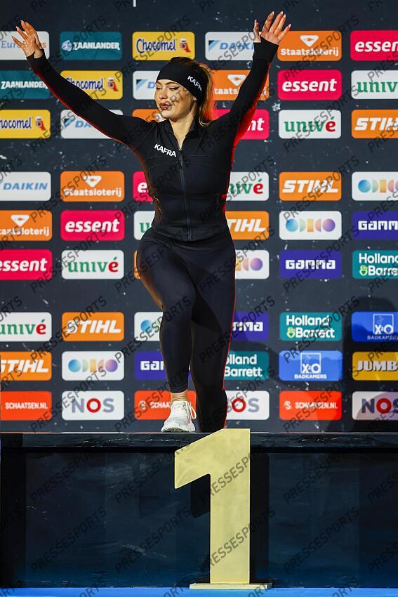 HEERENVEEN - Champion Jutta Leerdam during the homage after the second day of the Dutch sprint speed skating championships in Thialf. ANP VINCENT JANNINK CHAMPIONNATS DES PAYS BAS 