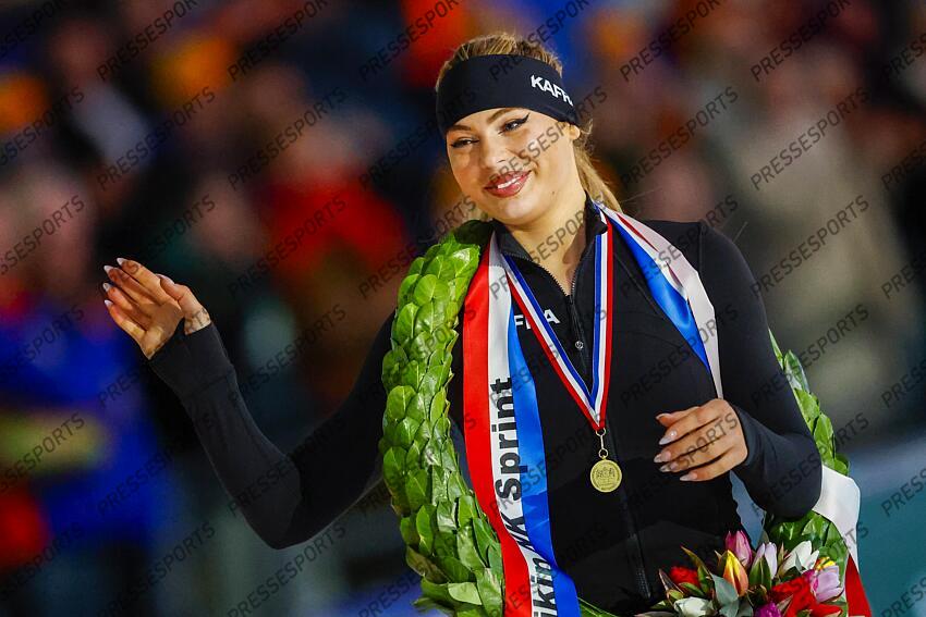 HEERENVEEN - Champion Jutta Leerdam during the homage after the second day of the Dutch sprint speed skating championships in Thialf. ANP VINCENT JANNINK CHAMPIONNATS DES PAYS BAS 