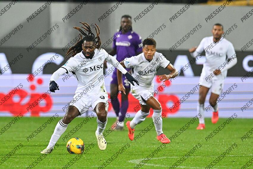 Foto IPP/Roberto Ramaccia Firenze 4/1/2025 Campionato di Calcio Serie A 2024/2025 Fiorentina vs Napoli Nella foto Andre-Frank Zambo Anguissa in azione palla al piede Italy Photo Press - World Copyright FIORENTINA-NAPLES (0-3) 