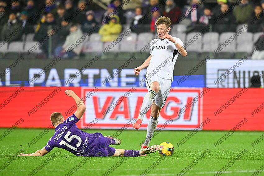 Foto IPP/Roberto Ramaccia Firenze 4/1/2025 Campionato di Calcio Serie A 2024/2025 Fiorentina vs Napoli Nella foto Scott McTominay in azione palla al piede contrastato da Pietro Comuzzo Italy Photo Press - World Copyright FIORENTINA-NAPLES (0-3) 