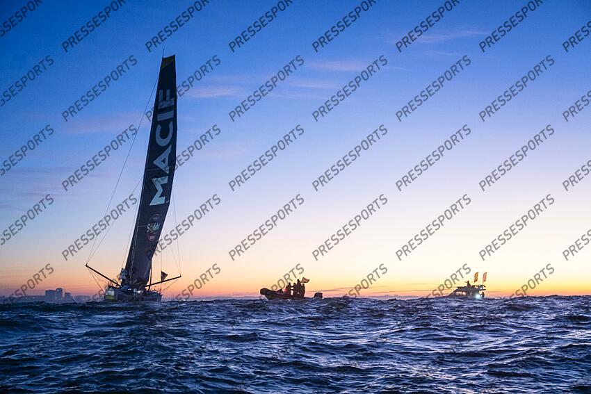 dalin (charlie) - (fra) - ARRIVEE VENDEE GLOBE PASSAGE DE LA LIGNE D'ARRIVEE DU NAVIGATEUR CHARLIE DALIN, SKIPPER DU 60 PIEDS IMOCA MACIF SANTE PREVOYANCE QUI REMPORTE LE VENDEE GLOBE. 