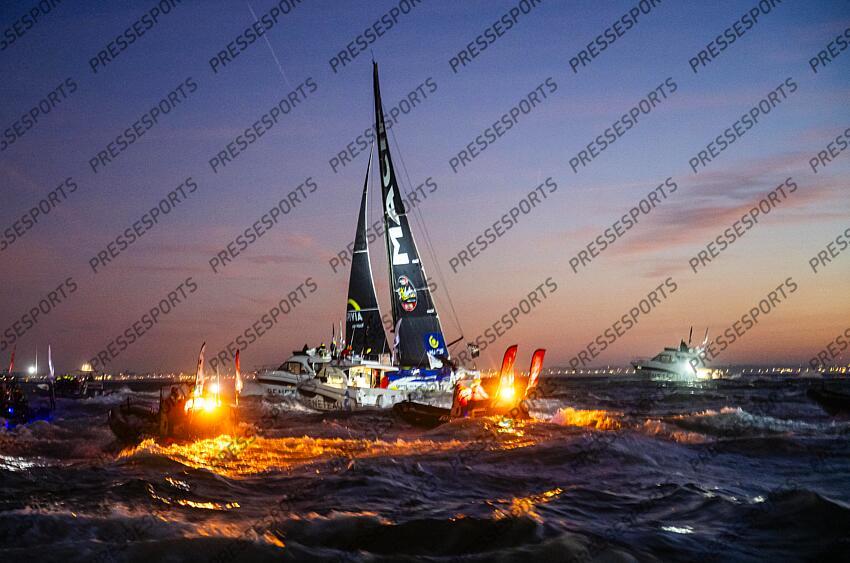 dalin (charlie) - (fra) - ARRIVEE VENDEE GLOBE PASSAGE DE LA LIGNE D'ARRIVEE DU NAVIGATEUR CHARLIE DALIN, SKIPPER DU 60 PIEDS IMOCA MACIF SANTE PREVOYANCE QUI REMPORTE LE VENDEE GLOBE. 