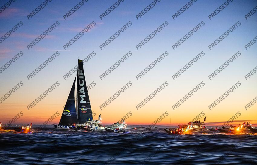 dalin (charlie) - (fra) - ARRIVEE VENDEE GLOBE PASSAGE DE LA LIGNE D'ARRIVEE DU NAVIGATEUR CHARLIE DALIN, SKIPPER DU 60 PIEDS IMOCA MACIF SANTE PREVOYANCE QUI REMPORTE LE VENDEE GLOBE. 