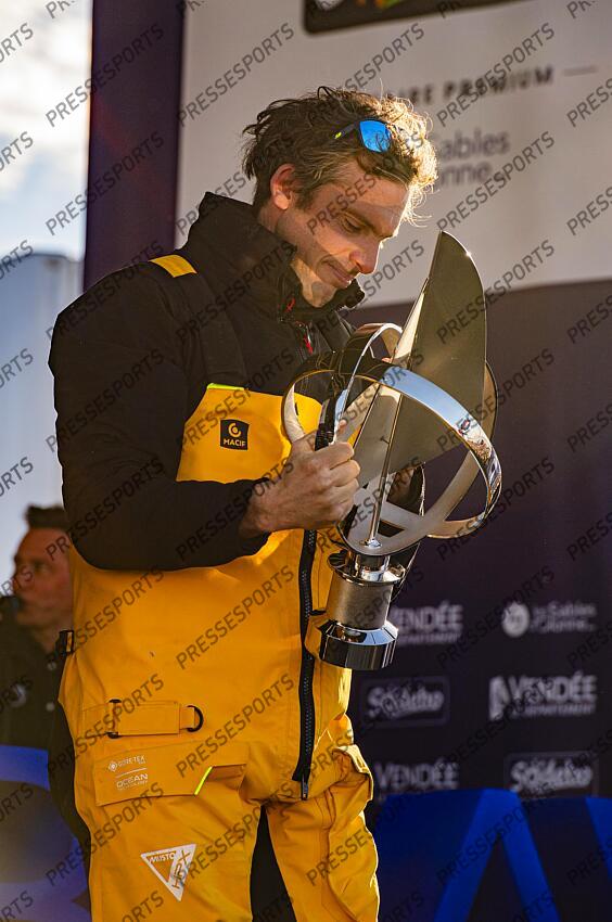 dalin (charlie) - (fra) - ARRIVEE VENDEE GLOBE ARRIVEE AUX SABLES D'OLONNE DU NAVIGATEUR CHARLIE DALIN, SKIPPER DU 60 PIEDS IMOCA MACIF SANTE PREVOYANCE, VAINQUEUR DU VENDEE GLOBE. vainqueur de la 10eme edition du vendee globe en 64 jours, 19heures, 22 minutes et 49 secondes 