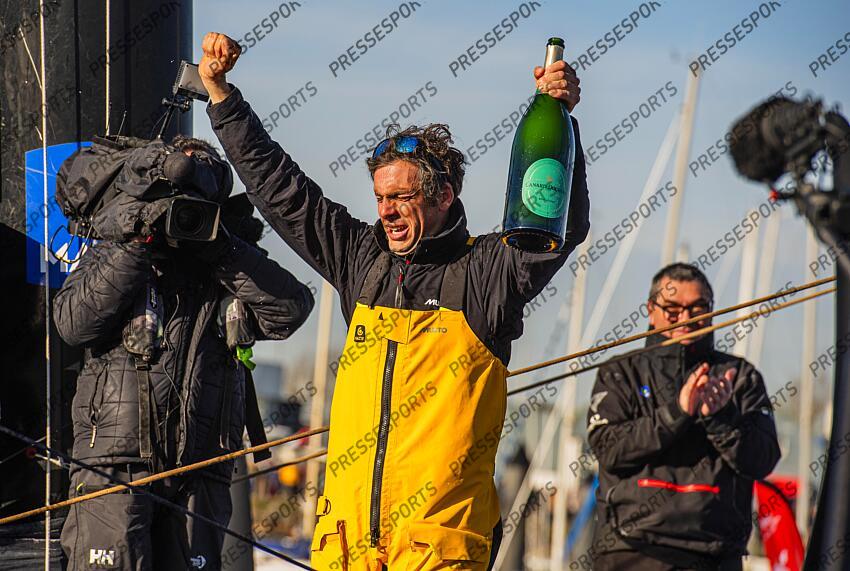 dalin (charlie) - (fra) - ARRIVEE VENDEE GLOBE ARRIVEE AUX SABLES D'OLONNE DU NAVIGATEUR CHARLIE DALIN, SKIPPER DU 60 PIEDS IMOCA MACIF SANTE PREVOYANCE, VAINQUEUR DU VENDEE GLOBE. vainqueur de la 10eme edition du vendee globe en 64 jours, 19heures, 22 minutes et 49 secondes CHAMPAGNE 