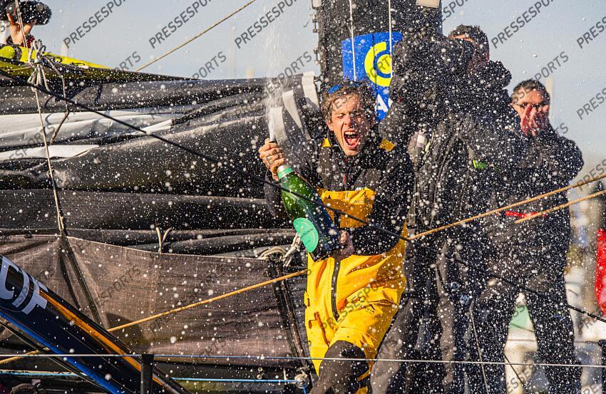 dalin (charlie) - (fra) - ARRIVEE VENDEE GLOBE ARRIVEE AUX SABLES D'OLONNE DU NAVIGATEUR CHARLIE DALIN, SKIPPER DU 60 PIEDS IMOCA MACIF SANTE PREVOYANCE, VAINQUEUR DU VENDEE GLOBE. vainqueur de la 10eme edition du vendee globe en 64 jours, 19heures, 22 minutes et 49 secondes CHAMPAGNE 