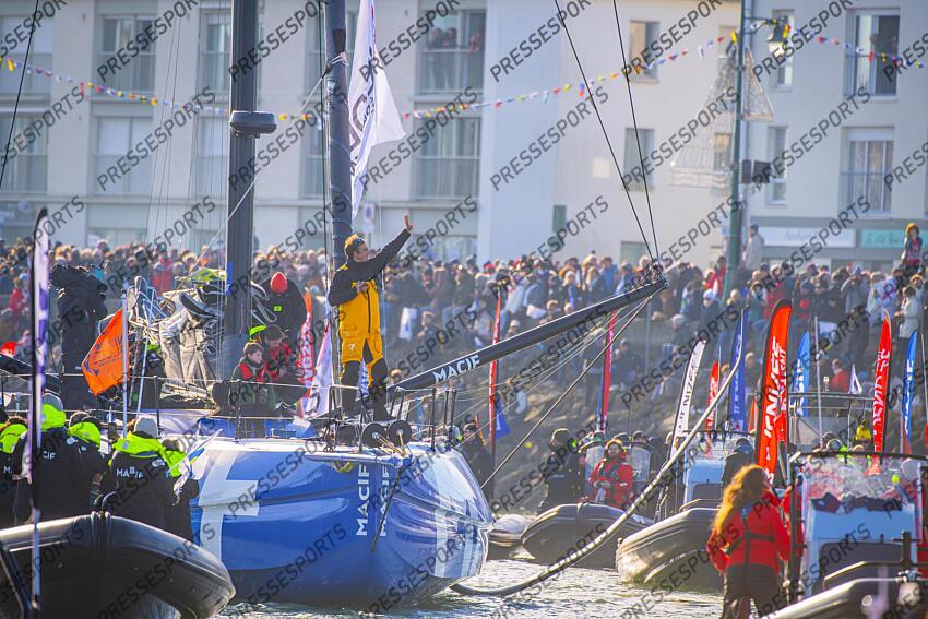 dalin (charlie) - (fra) - ARRIVEE VENDEE GLOBE ARRIVEE AUX SABLES D'OLONNE DU NAVIGATEUR CHARLIE DALIN, SKIPPER DU 60 PIEDS IMOCA MACIF SANTE PREVOYANCE, VAINQUEUR DU VENDEE GLOBE. vainqueur de la 10eme edition du vendee globe en 64 jours, 19heures, 22 minutes et 49 secondes 