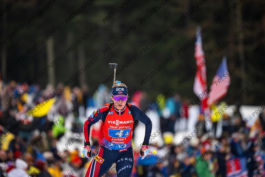 ANTHOLZ-ANTERSELVA, ITALY - JANUARY 26: Ingrid Landmark Tandrevold of Team Norway in action during the BMW IBU World Cup Women's Relay on January 26, 2025 in Antholz-Anterselva, Italy. (Photo by Kevin Voigt/Agence Zoom) RELAIS FEMMES ANTHOLZ ANTERSELVA 