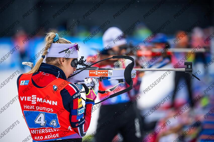 ANTHOLZ-ANTERSELVA, ITALY - JANUARY 26: Ingrid Landmark Tandrevold of Team Norway in action during the BMW IBU World Cup Women's Relay on January 26, 2025 in Antholz-Anterselva, Italy. (Photo by Kevin Voigt/Agence Zoom) RELAIS FEMMES ANTHOLZ ANTERSELVA 