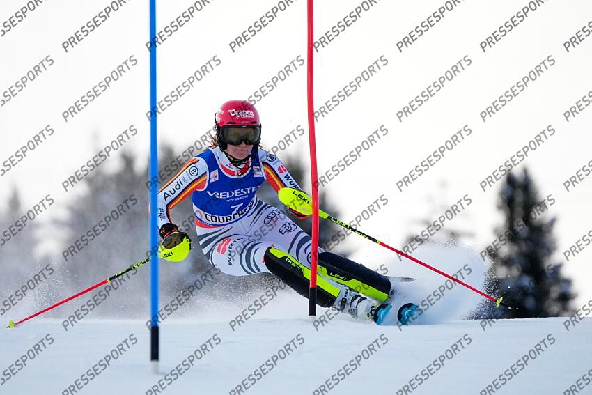 COURCHEVEL, FRANCE - JANUARY 30: Lena Duerr of Team Germany competes during the Audi FIS Alpine Ski World Cup Women's Slalom on January 30, 2025 in Courchevel, France. (Photo by Millo Moravski/Agence Zoom) SLALOM FEMMES COURCHEVEL 