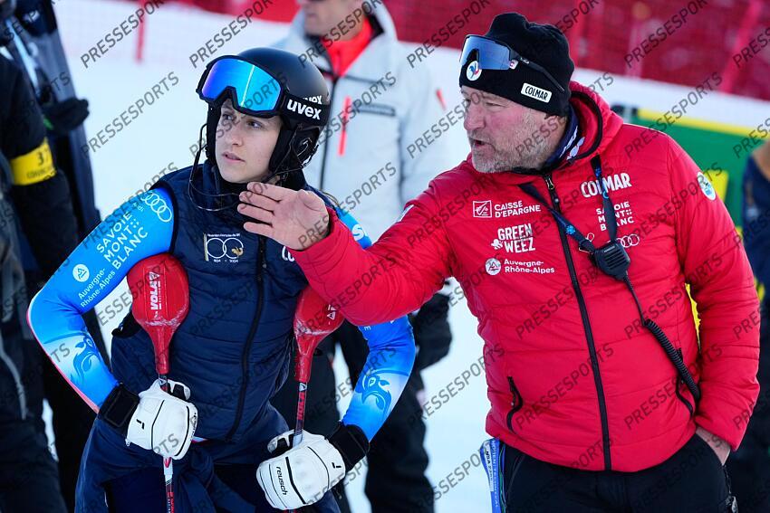 COURCHEVEL, FRANCE - JANUARY 30: Caitlin Mcfarlane of Team France inspects the course with Lionel Pellicier of Team France during the Audi FIS Alpine Ski World Cup Women's Slalom on January 30, 2025 in Courchevel, France. (Photo by Millo Moravski/Agence Zoom) SLALOM FEMMES COURCHEVEL 