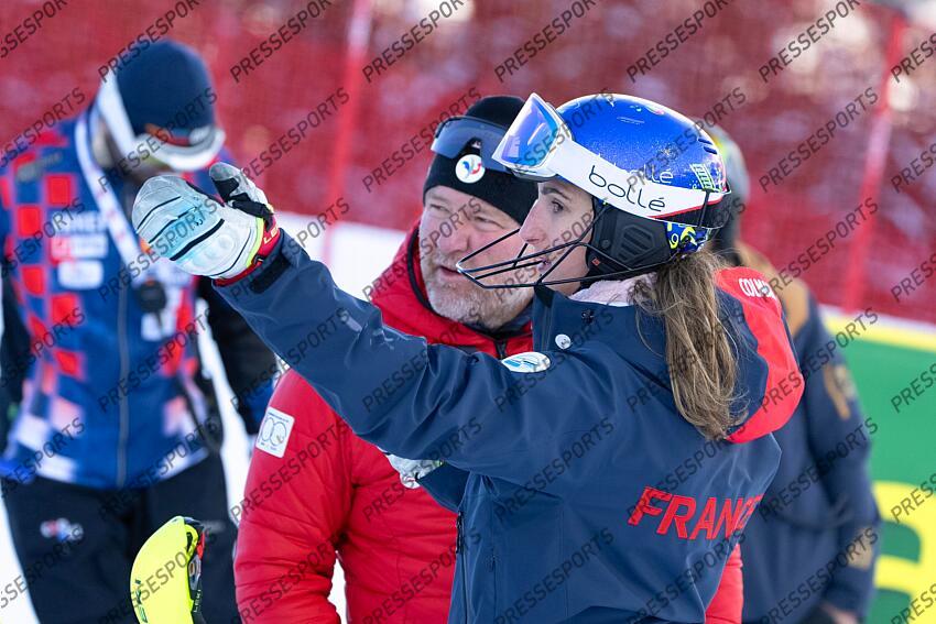 COURCHEVEL, FRANCE - JANUARY 30: Doriane Escane of Team France inspects the course with Lionel Pellicier of Team France during the Audi FIS Alpine Ski World Cup Women's Slalom on January 30, 2025 in Courchevel, France. (Photo by Millo Moravski/Agence Zoom) SLALOM FEMMES COURCHEVEL 