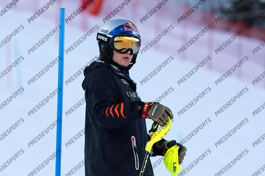 COURCHEVEL, FRANCE - JANUARY 30: Emma Aicher of Team Germany inspects the course during the Audi FIS Alpine Ski World Cup Women's Slalom on January 30, 2025 in Courchevel, France. (Photo by Millo Moravski/Agence Zoom) SLALOM FEMMES COURCHEVEL 